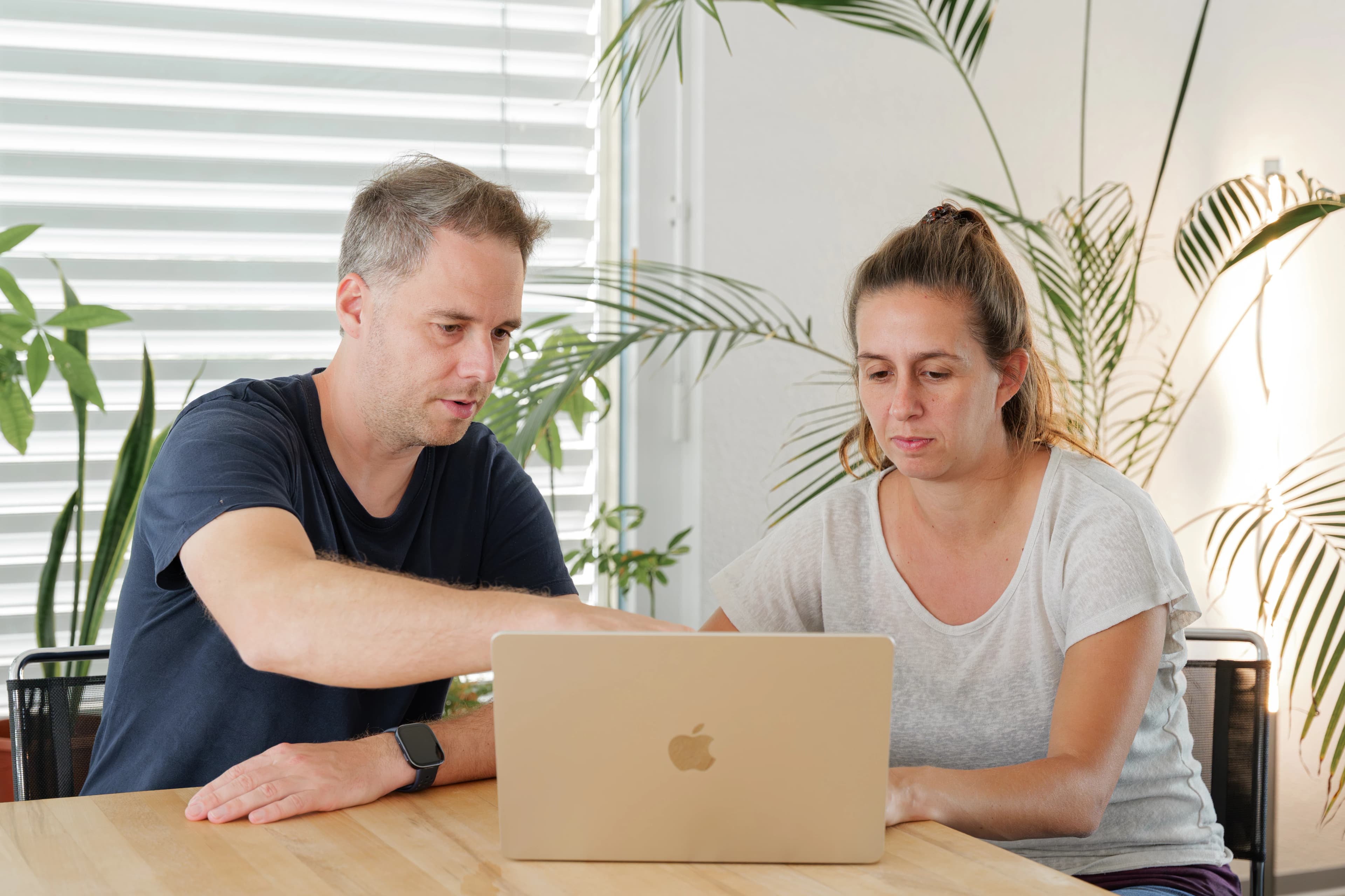 Patrick and Mirjam working together on a laptop