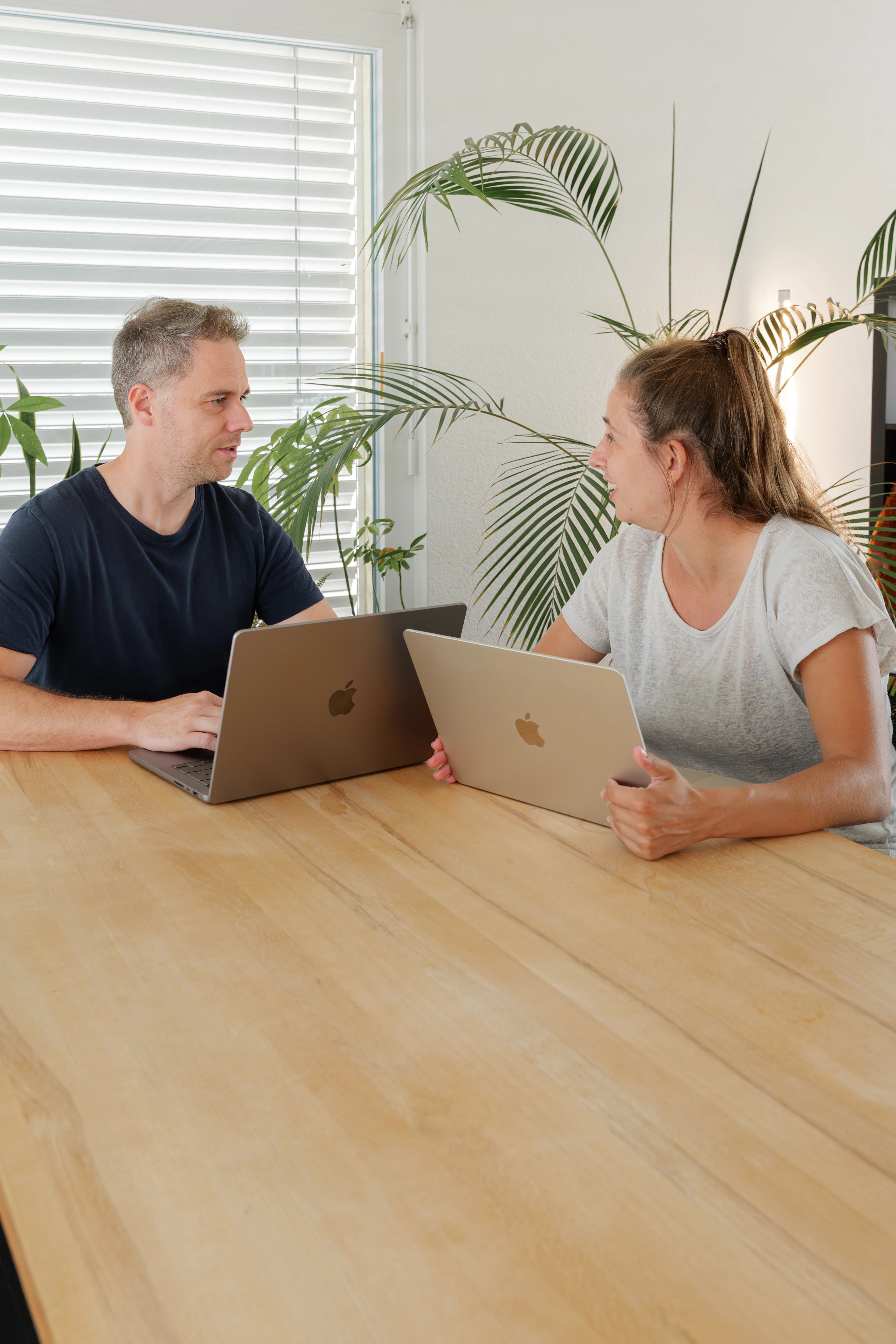 Patrick und Mirjam von TechNinjas bei der Arbeit